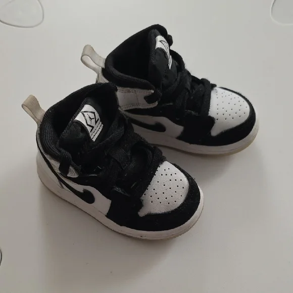 Jordan 1 Mid SE Toddler Black and White Sneakers - Picture 1 of 7